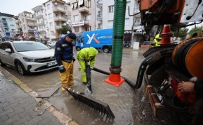 İzmir'i sağanak vurdu: Büyükşehir ekipleri seferber oldu!