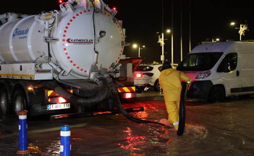 İzmir'i sağanak vurdu: Sokaklar göle döndü!