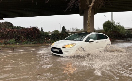 İzmir'i yine kuvvetli sağanak vurdu: Caddeler ve sokaklar bildiğiniz gibi!