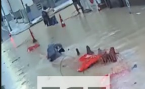 İzmir'in göbeğinde pes dedirten görüntü: Su dolu çukura düştü