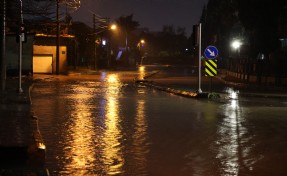 İzmir’de cadde ve sokaklar göle döndü