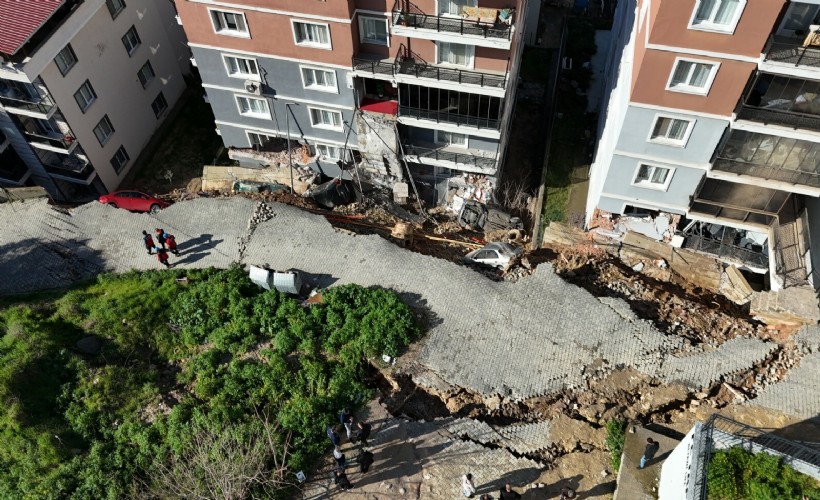İzmir’de istinat duvarı çöktü: 2 bina ve 7 araç zarar gördü!