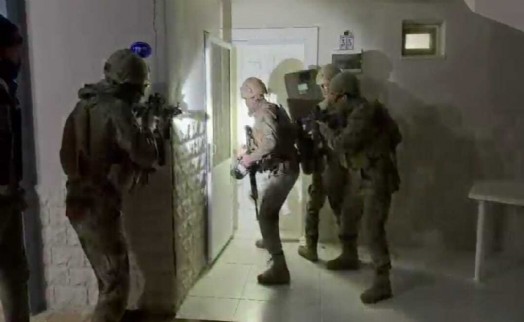 İzmir’de suç örgütü mensubu firari hükümlü villada yakalandı