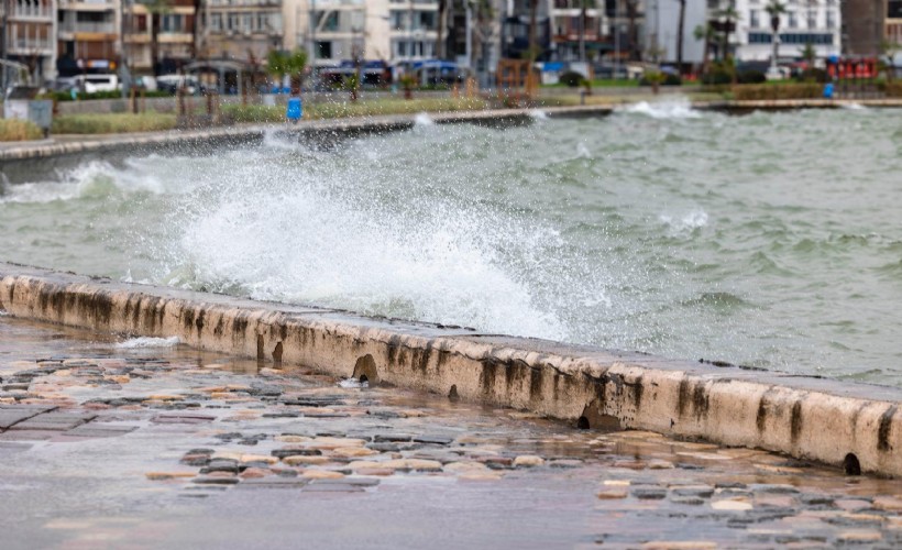 İzmir’de ters barometre etkisi: Deniz seviyesi 85 santimetre yükseldi!