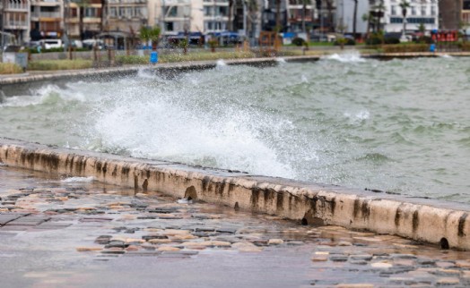 İzmir’de ters barometre etkisi: Deniz seviyesi 85 santimetre yükseldi!