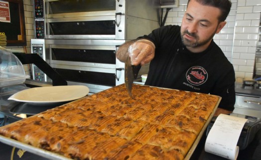 İzmirli boyoz ustasından hurmalı börek!