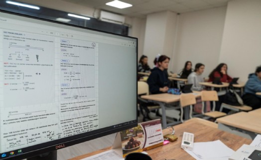 İzmirli öğrencilere yapay zeka destekli matematik