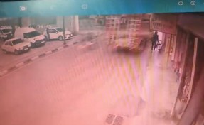 Kamyonun üzerindeki iş makinesi yol kenarındaki gence çarptı: O anlar kamerada!