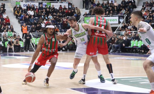 Karşıyaka potada Anadolu Efes önünde