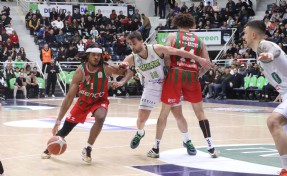 Karşıyaka potada Anadolu Efes önünde