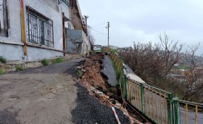 Konak'ta asfalt yol, sağanak sonrası çöktü