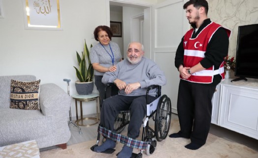 Konak’ta kimse yalnız değil: Tekerlekli sandalyesine Konak Belediyesi ile ulaştı