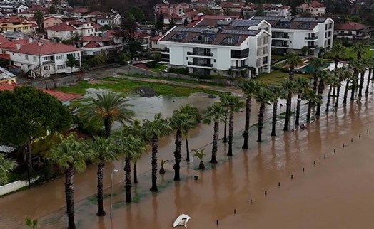 Köyceğiz Gölü taştı; su altında kalan kordon dronla görüntülendi