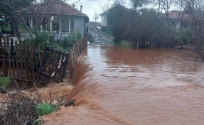 Köyceğiz'de sağanak; evleri su bastı, dereler taştı