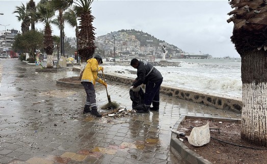 Kuşadası Belediyesi'nden sağanak ve fırtına mesaisi