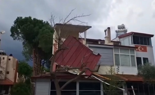 Kuşadası’nda evlerin çatıları uçtu, araçlar mahsur kaldı