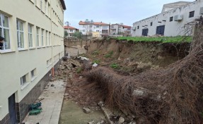 Manisa'da istinat duvarı, lise bahçesine çöktü