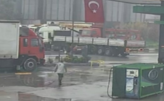 Manisa'da otomobil TIR’ın altına girdi: 1 yaralı!