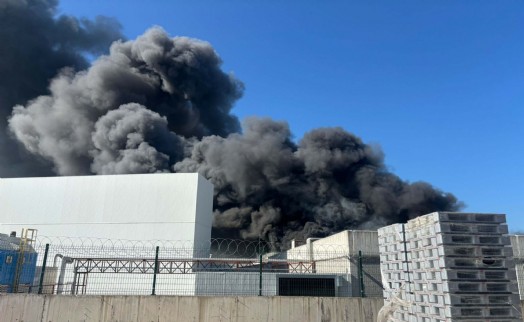 Oyuncak fabrikasında yangın 4.5 saat sonra kontrol altına alındı