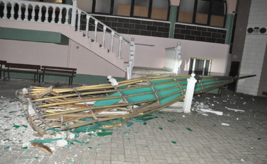 Manisa’da şiddetli rüzgar; minarenin külahı uçtu, 100’den fazla ağaç devrildi