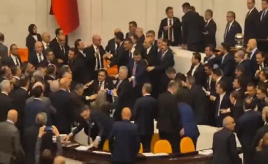 Meclis'te olaylı yemin töreni: CHP'li Ertuğrul yaralanan vekillerin sağlık durumlarını aktardı