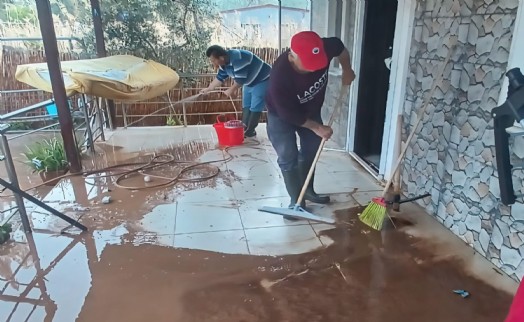 Yoğun yağış sonrası Menderes'te temizlik harekatı