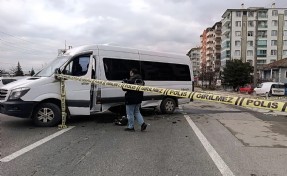 Minibüsle çarpışan motosikletin 21 yaşındaki sürücüsü hayatını kaybetti