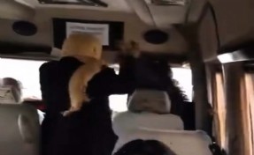 Minibüste kadınların 'sigara içme' kavgası kamerada