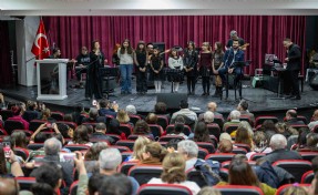 Minikler Barış Manço ve Cem Karaca şarkılarıyla sahnedeydi