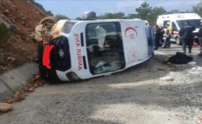 Muğla'da ambulans devrildi; paramedik yaralandı