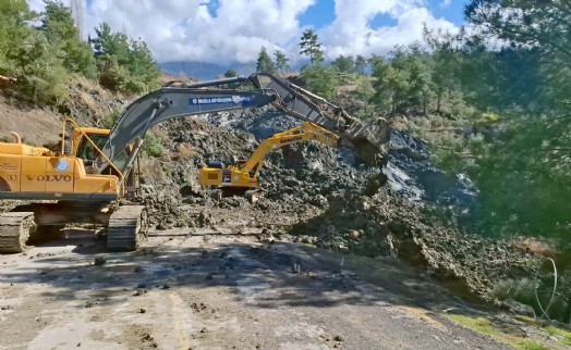 Muğla'da toprak kaydı köy yolu kapandı