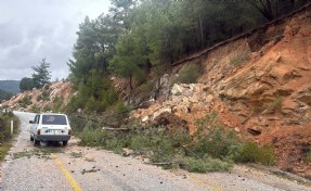Muğla'da toprak kayması; yol kısmen kapandı