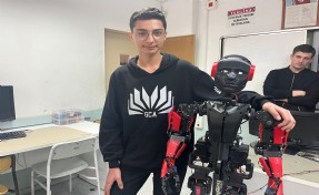 Öğrencilerin geliştirdiği 'Altan' robot, onlarla sohbet edip rehberlik yapıyor