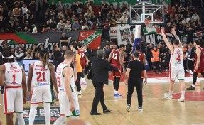 Olaylı maçta Karşıyaka, Galatasaray'a mağlup oldu