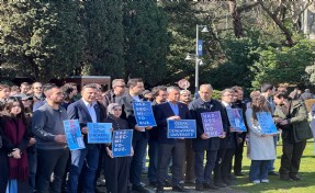 Özel Boğaziçi'nde akademisyenlerin eylemine katıldı: Rektörlük binasına sırtını döndü