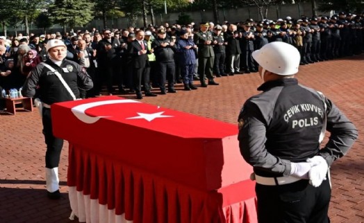 Polis memuru memleketinde toprağa verildi