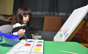 SMA'lı Esra kampanyası için resim yapıyor