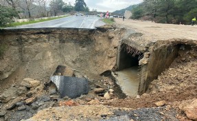 Sağanak nedeniyle yol çöktü