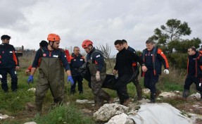 Sel sularına kapılan otomobilden kaçan şüpheli aranıyor