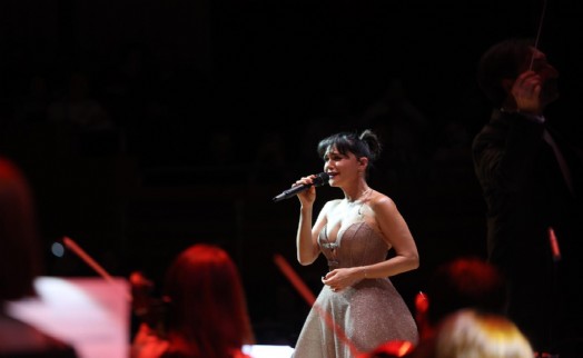 Şevval Sam hem söyledi hem yönetti