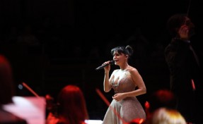 Şevval Sam hem söyledi hem yönetti