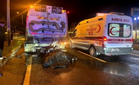 Sol şeritteki belediye temizlik aracı motosikletlinin sonu oldu!