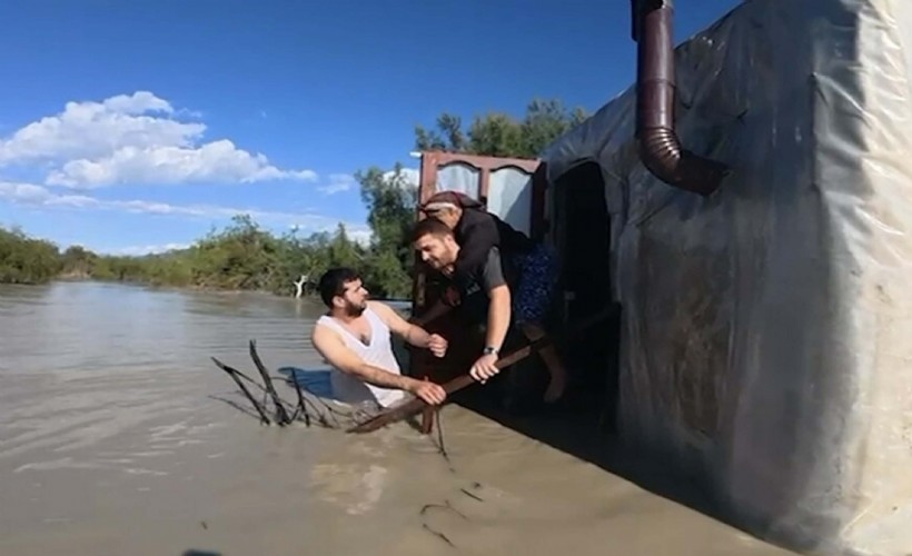 Su basan barakada mahsur kalan 90 yaşındaki kadını AFAD kurtardı