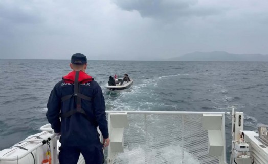 Sürüklenen teknedeki 2 kişiyi Sahil Güvenlik kurtardı