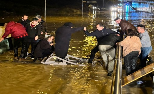 Suya gömülen minibüsteki yolcuların kurtarılma görüntüleri ortaya çıktı