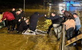 Suya gömülen minibüsteki yolcuların kurtarılma görüntüleri ortaya çıktı