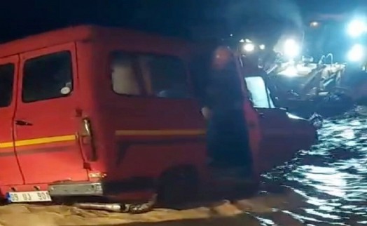 Taşan çaydan geçmek isteyen aile korku dolu anlar yaşadı