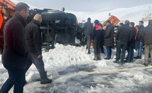 Van'da kar küreme aracı devrildi: 2 ölü
