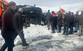 Van'da kar küreme aracı devrildi: 2 ölü