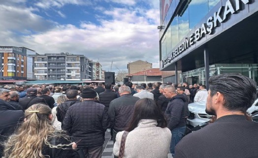 13 kişi gözaltına alınmıştı! Uşak Belediyesi önünde demokrasi nöbeti başlatıldı